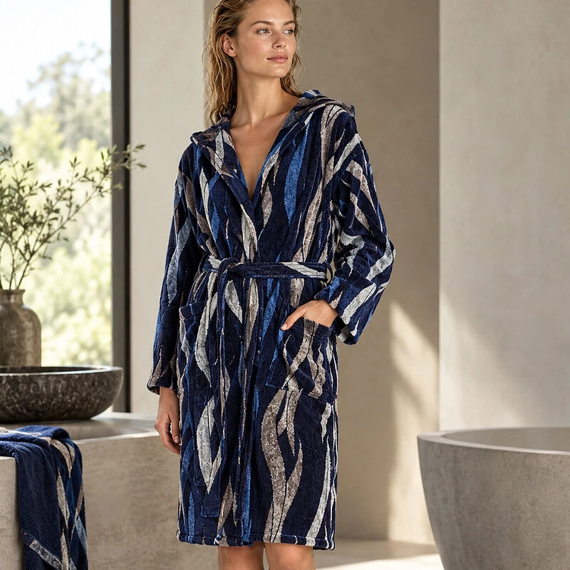 dame in luxe badstof badjas blauw