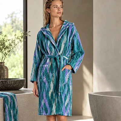 dame in luxe badstof badjas
